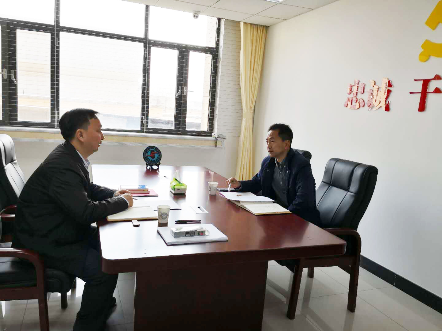 党委副书记、纪委书记何华与新任职...